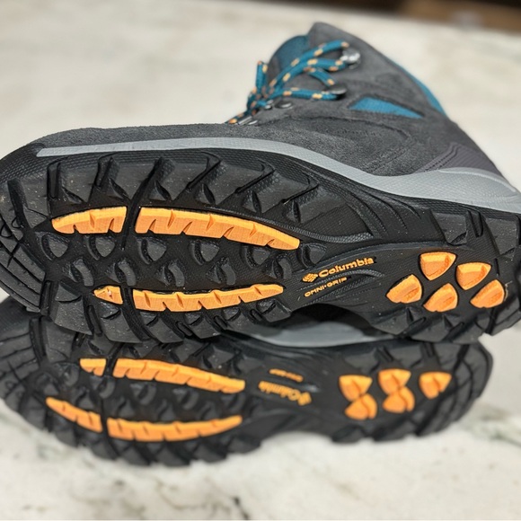 Columbia Women’s Newton Ridge Outdoor Hiking Boots - Picture 2 of 9